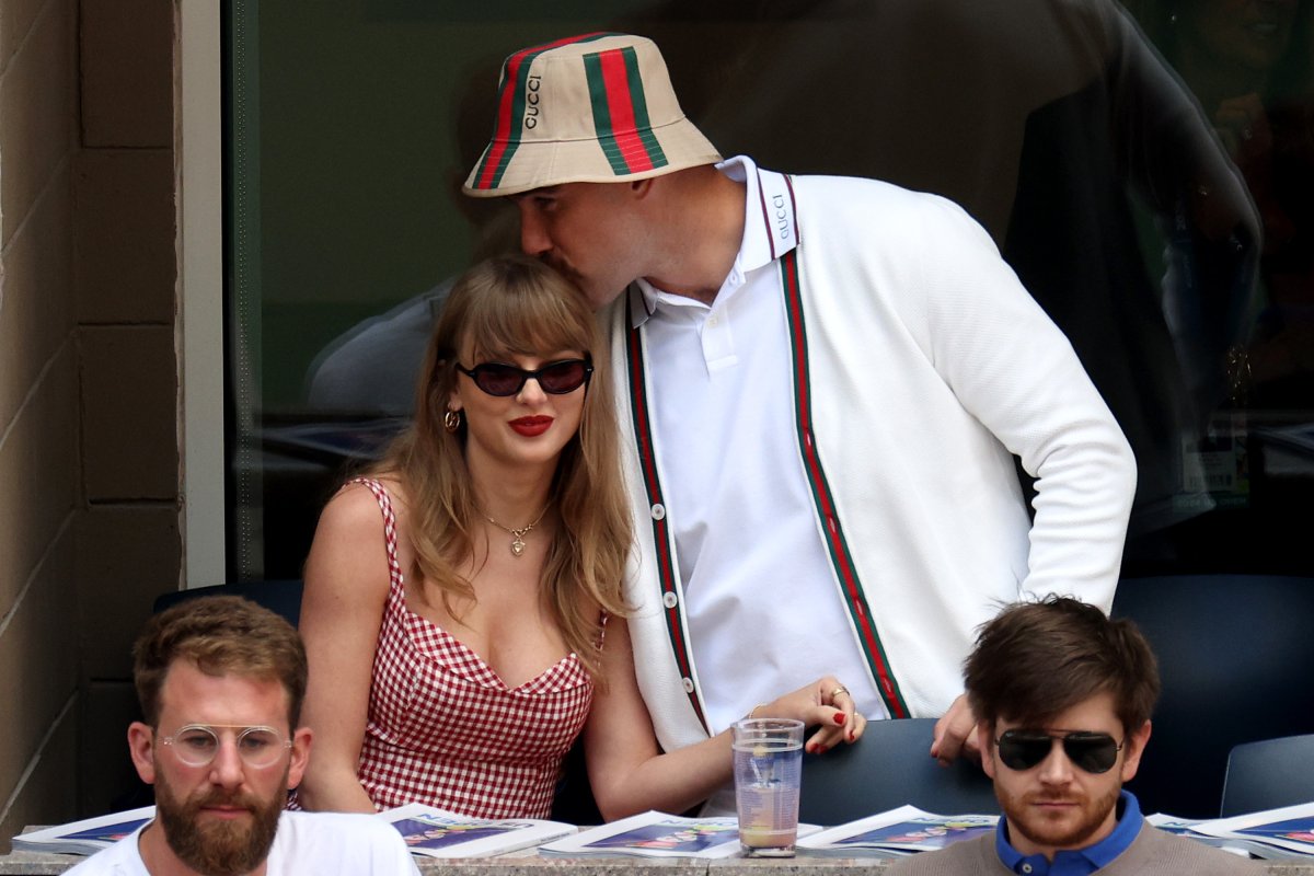 Taylor Swift cổ vũ bạn trai tại sân vận động