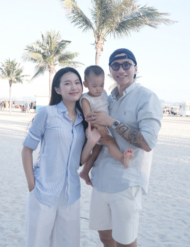 Ảnh gia đình vui vẻ tại tổ ấm mới