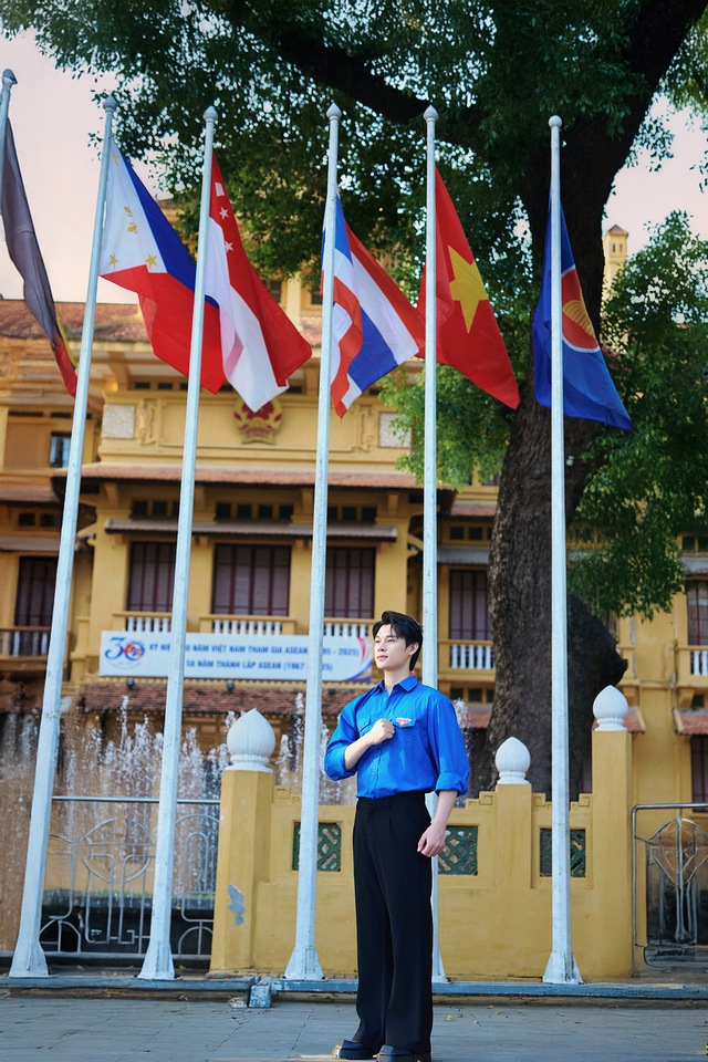 Chân dung mỹ nam với nụ cười tỏa nắng