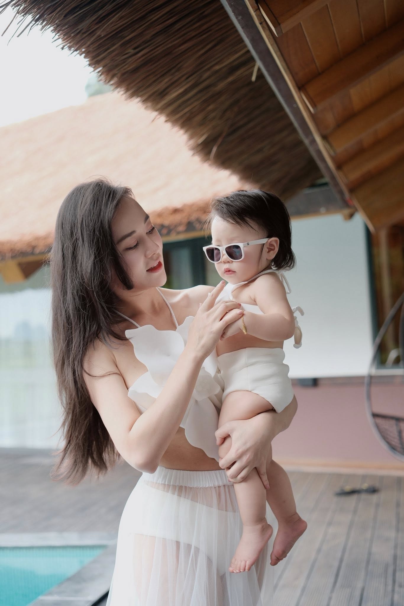 Khoảnh khắc mẹ con Phương Oanh tình cảm
