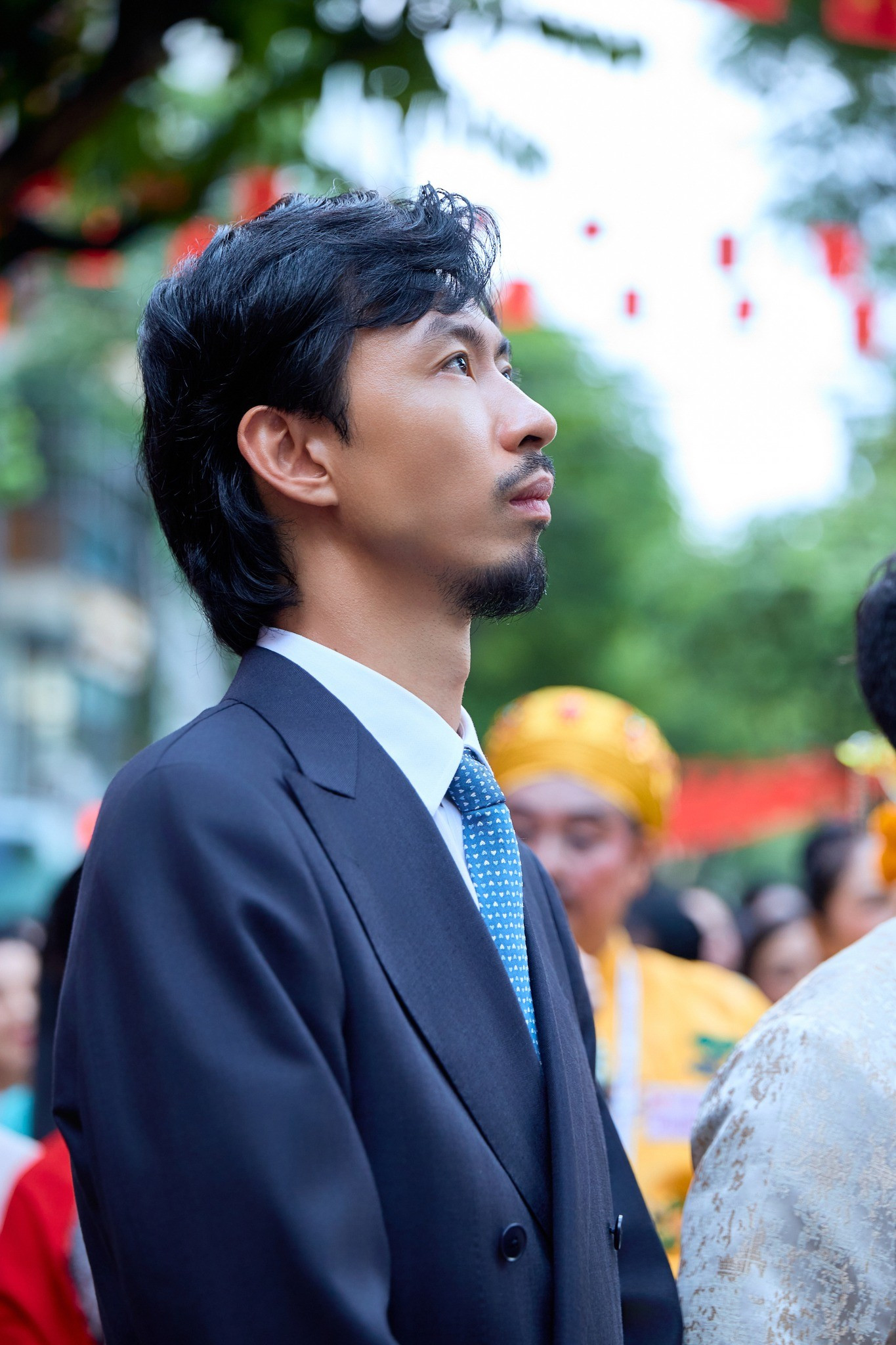 Đen Vâu và Hoàng Thùy Linh chụp hình cùng nhau