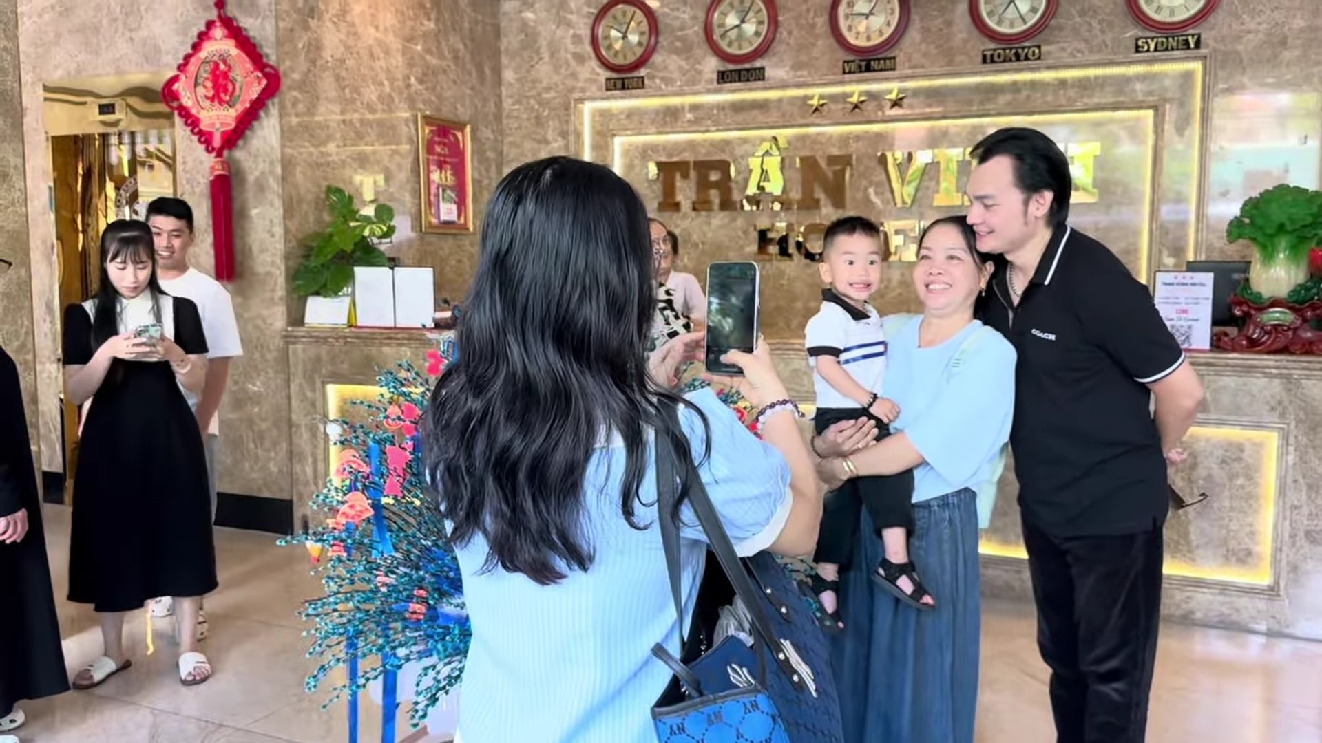 Kim Tiểu Long được đông đảo khán giả vây quanh xin chữ ký và chụp hình