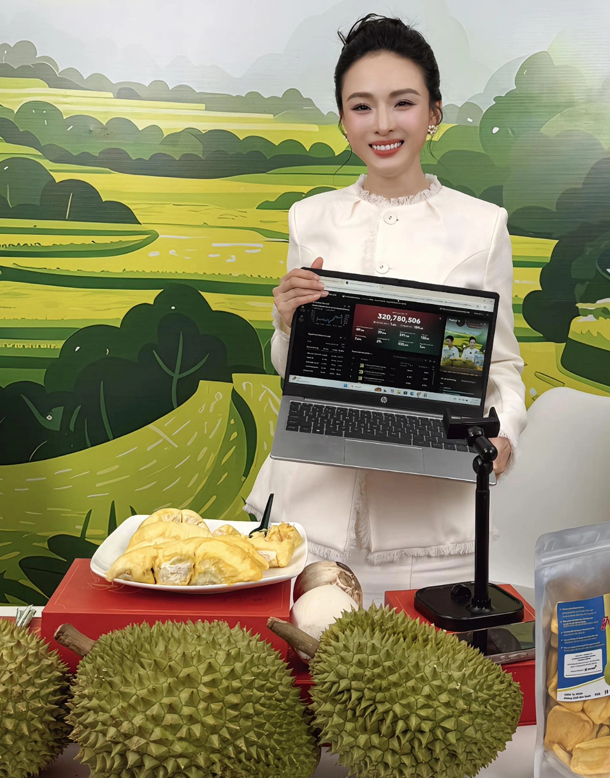 Hoa hậu Trương Hồ Phương Nga livestream bán hàng