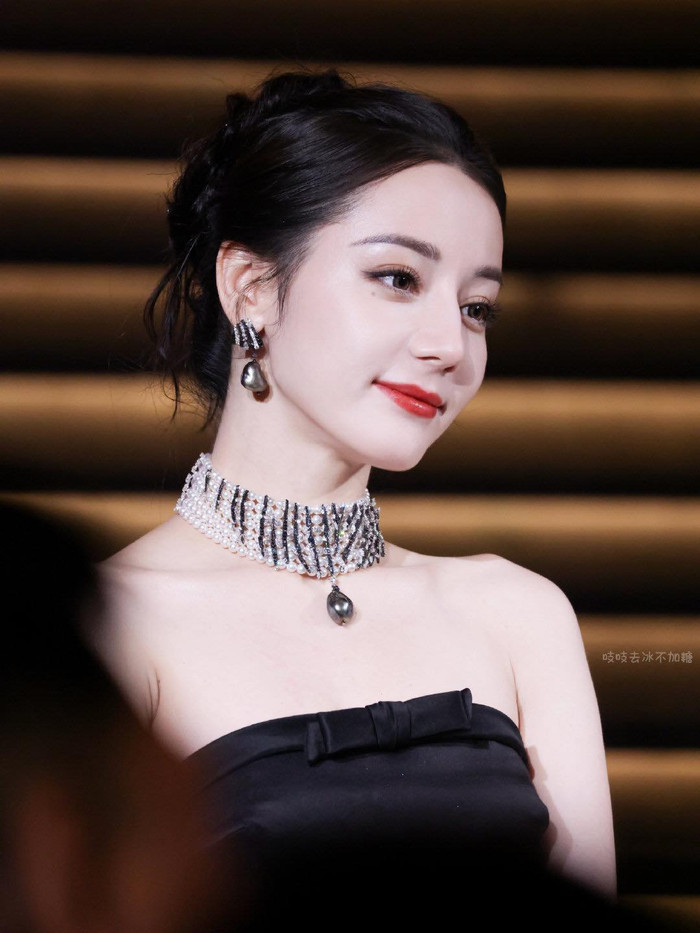 Nữ diễn viên Địch Lệ Nhiệt Ba