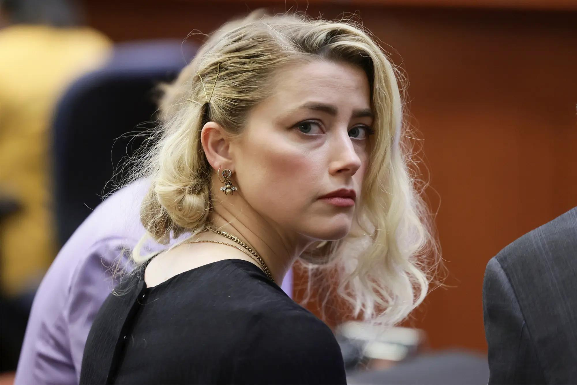 Amber Heard trong phiên tòa với Johnny Depp