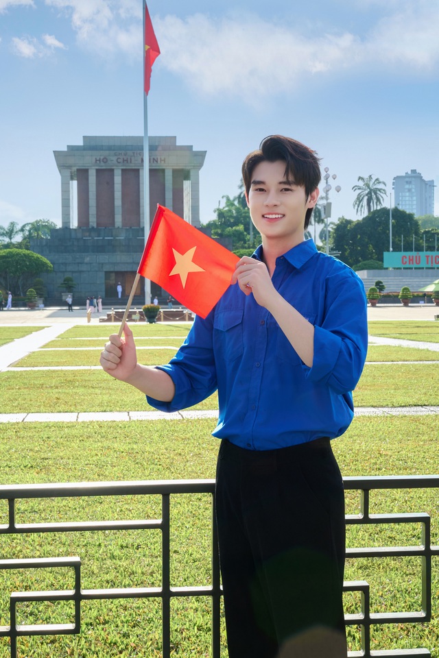 Chàng mỹ nam bên Quảng trường Ba Đình