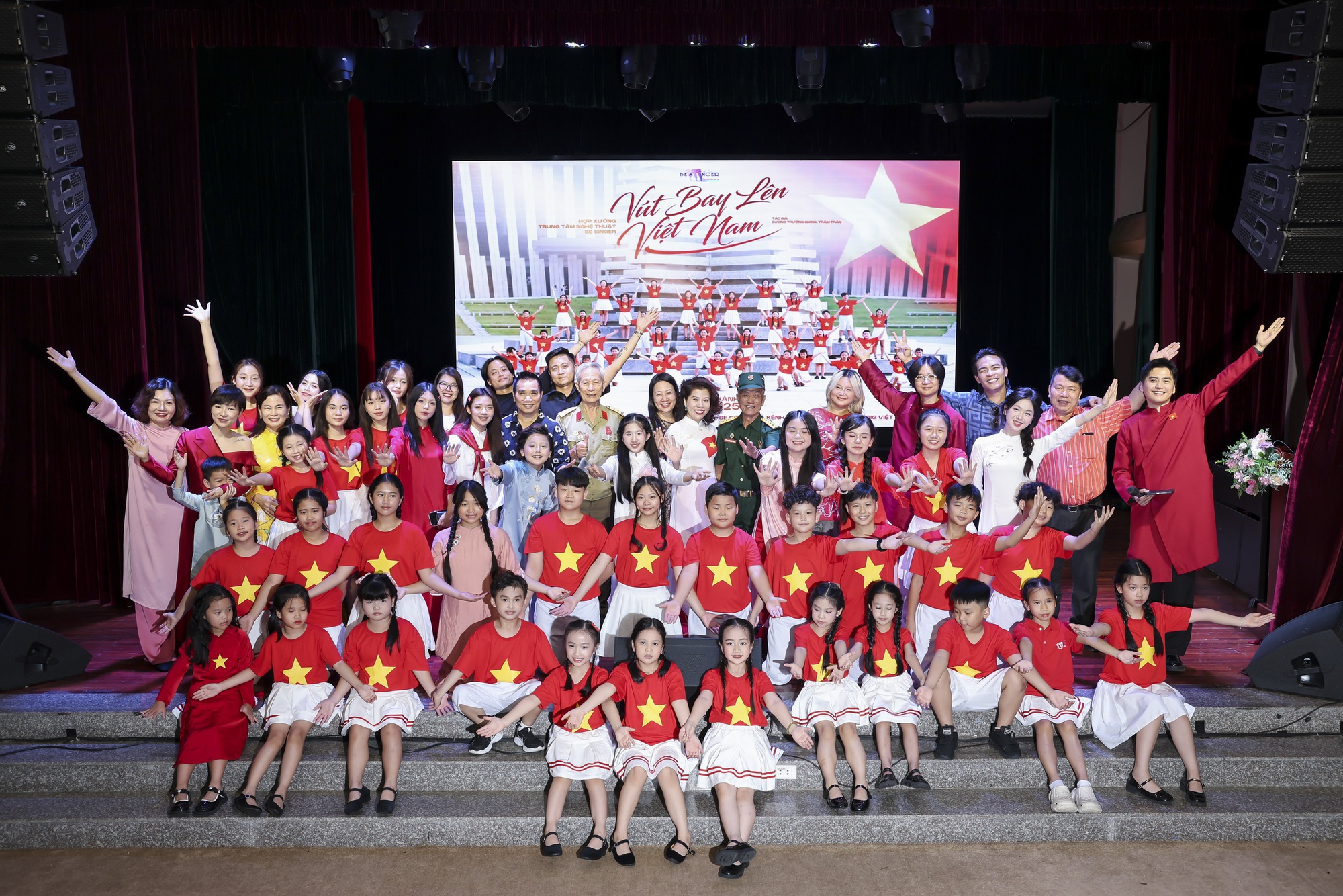 Ekip và các em nhỏ tham gia MV.