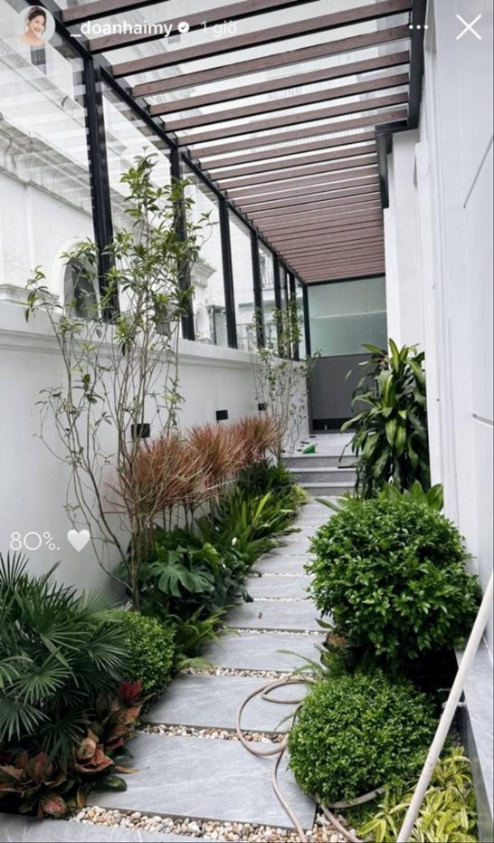 Lối đi sân vườn lát đá xám và sỏi trắng, cây xanh hai bên