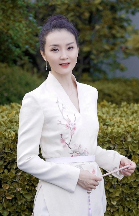 Vương Diễm cùng mẹ chồng và con trai tại biệt thự