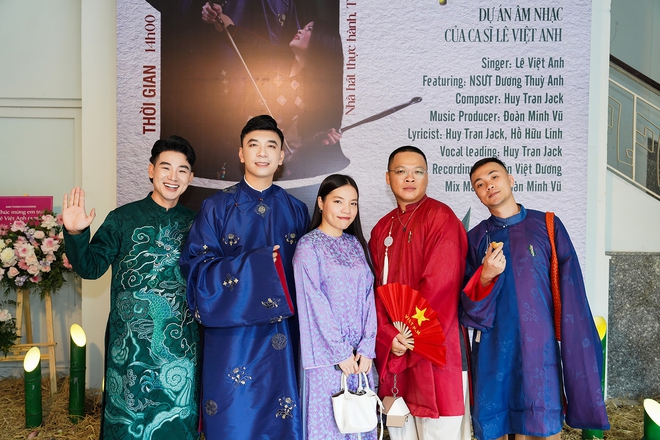 Nghệ sĩ đến chúc mừng Lê Việt Anh