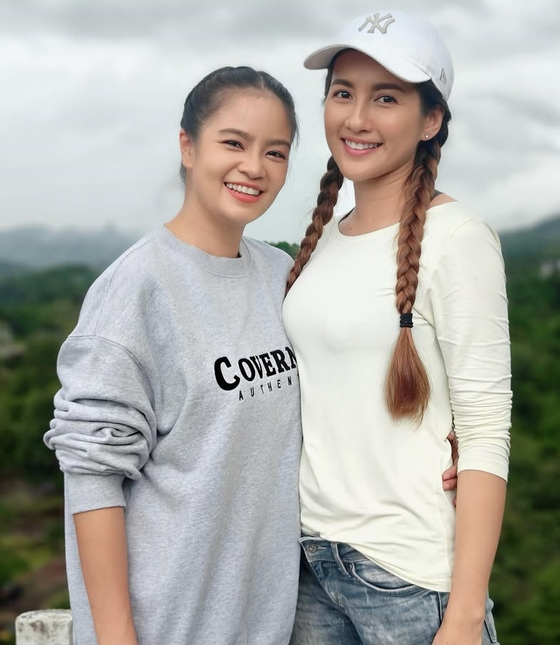 Nok Usanee Wattana bên MC Mhoui Nititar Chaopayak