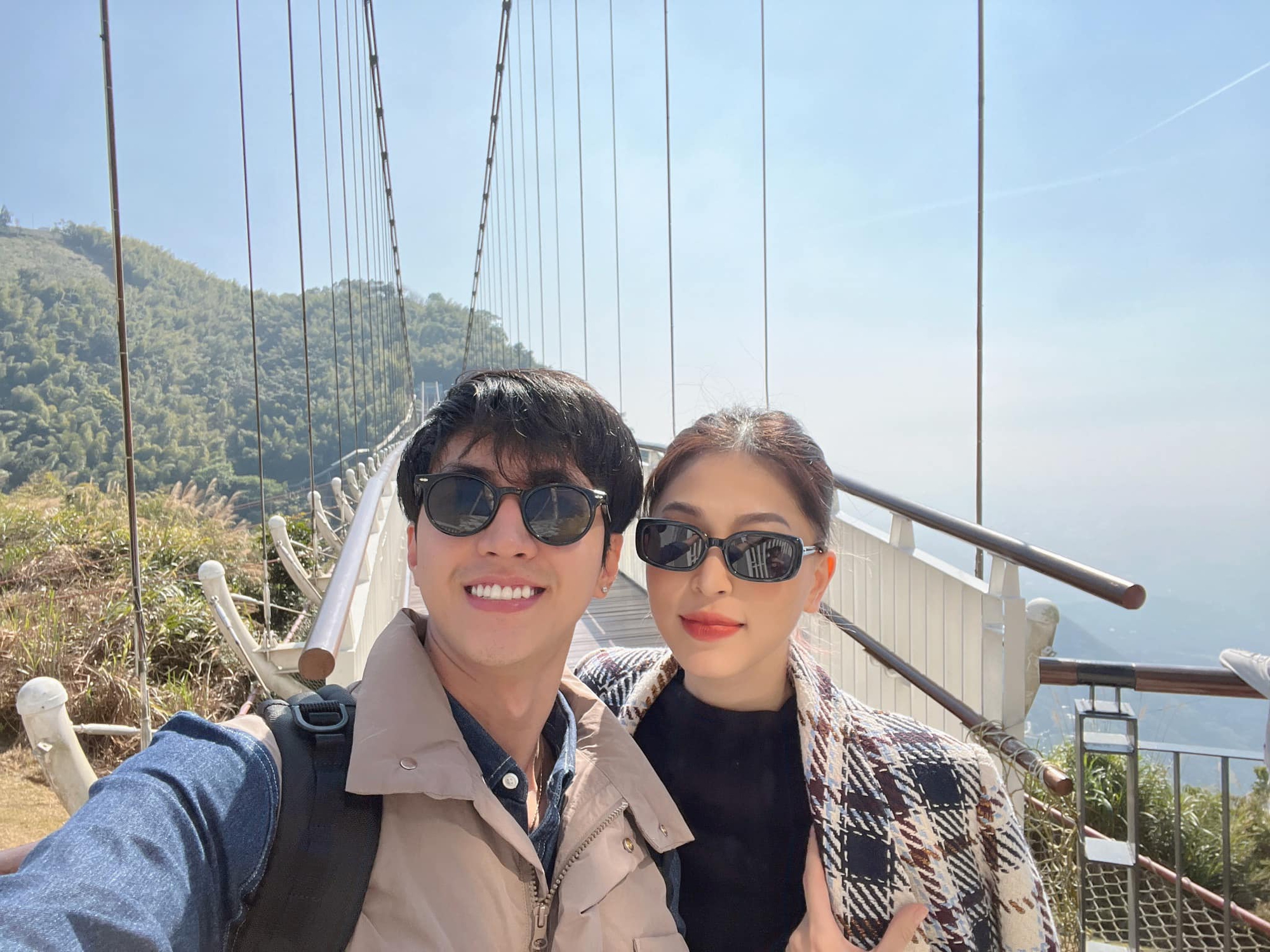 Trong đời sống thường nhật, cả hai có nhiều khoảnh khắc lầy lội bên nhau nhưng toát lên sự hạnh phúc trong đó