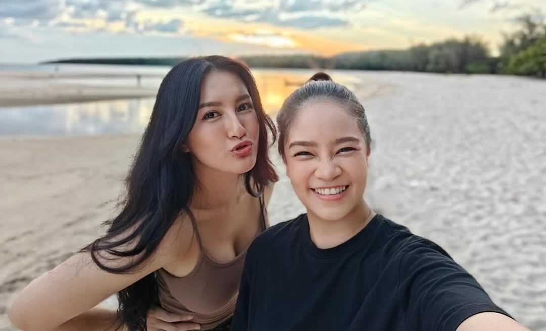 Hình ảnh cặp đôi chia sẻ trên mạng xã hội