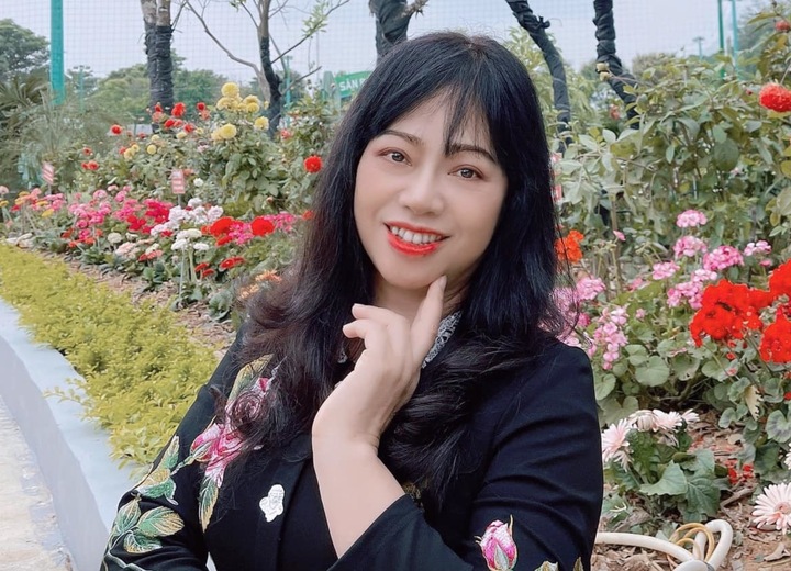 NSND Thúy Hường dịu dàng, trẻ trung