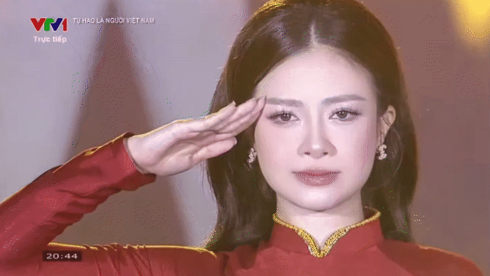 Dương Hoàng Yến chào cờ cuối màn trình diễn