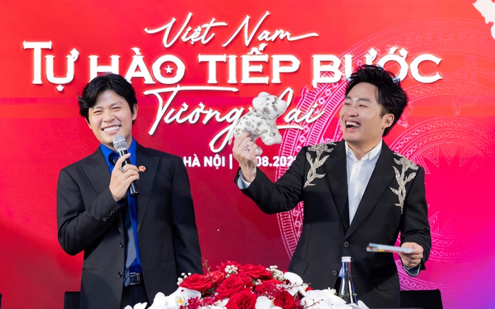 Tùng Dương tại họp báo