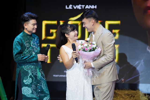 Lê Việt Anh tặng hoa cho cô giáo Kiều Vân