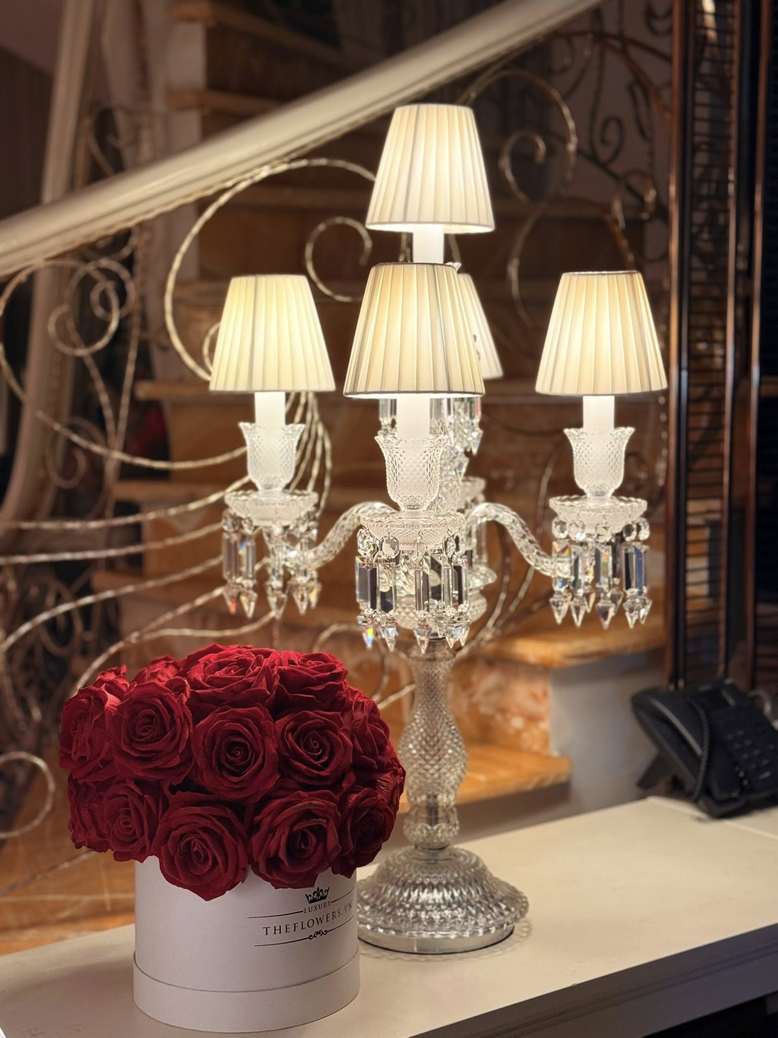 Hoa rực rỡ dưới ánh đèn vàng ấm áp