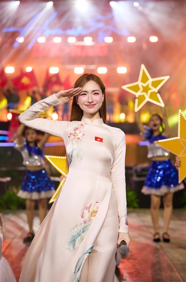 Hòa Minzy khoanh tay cúi đầu