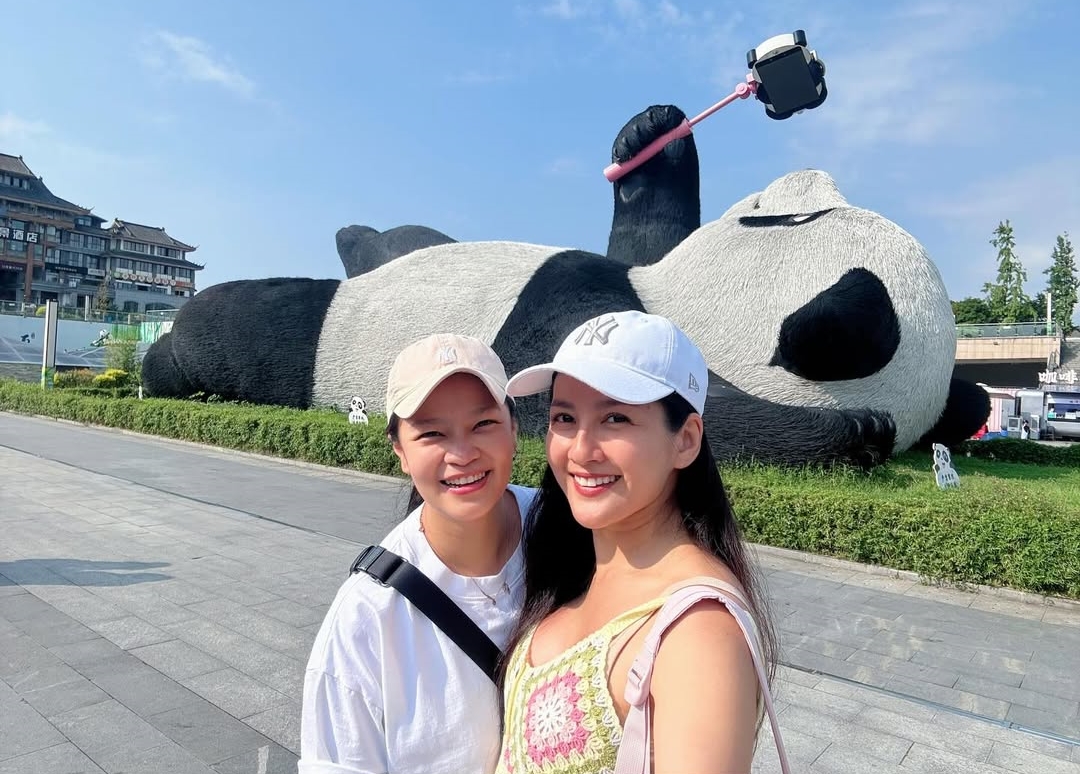 Cặp đôi công khai tình cảm đồng giới