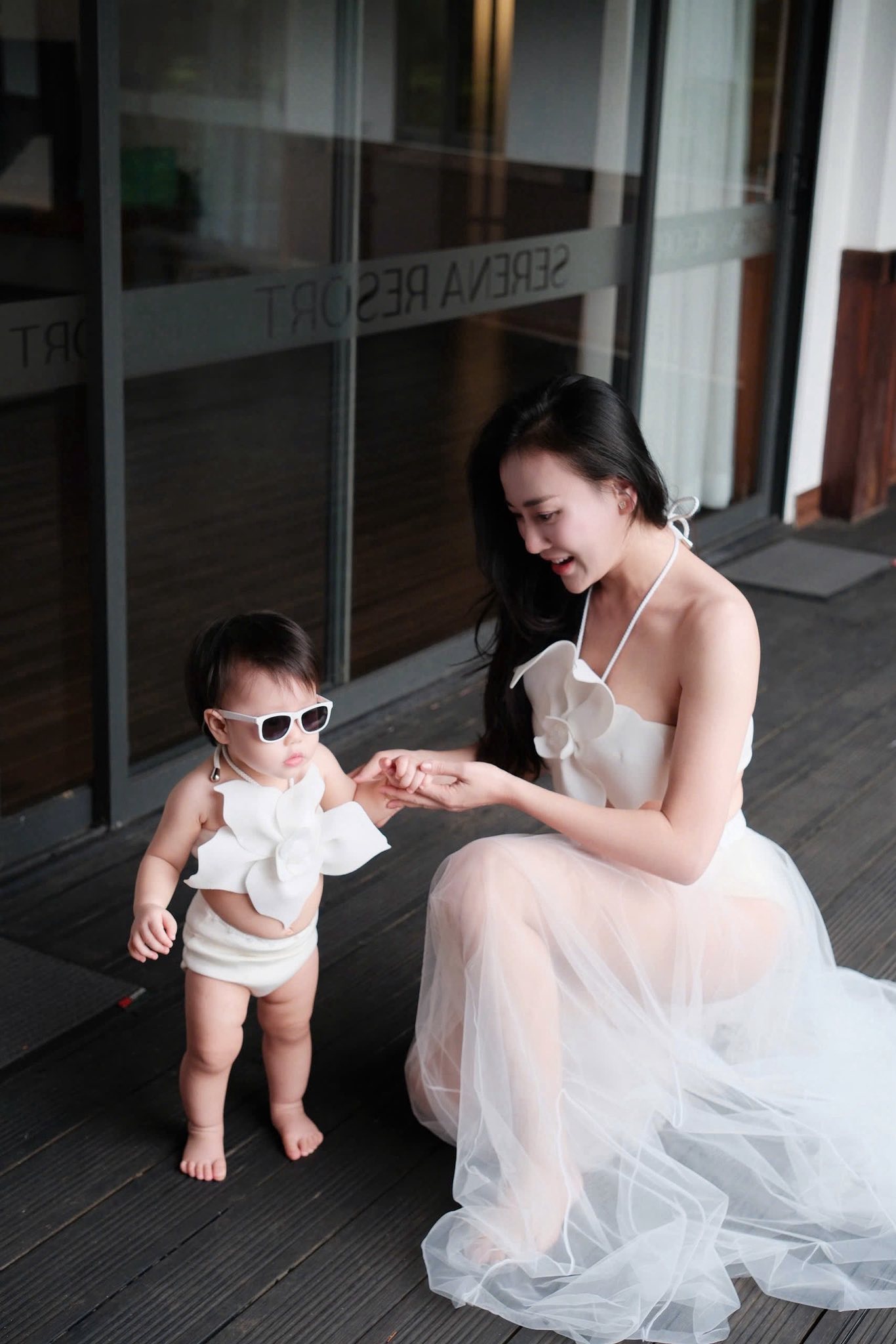 Mẹ bế con đầy yêu thương