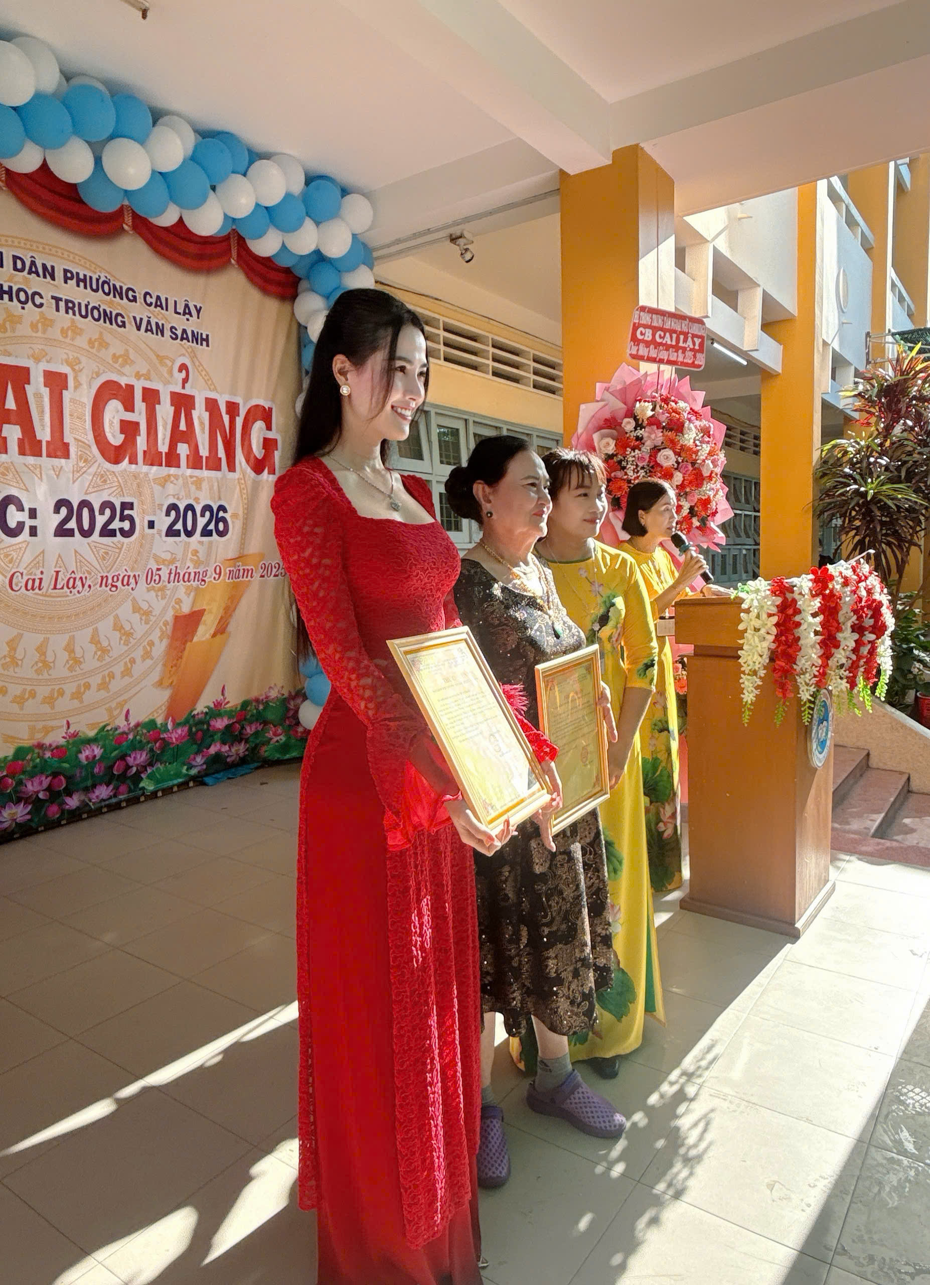 Phan Thị Mơ trao quà cho người dân quê nhà