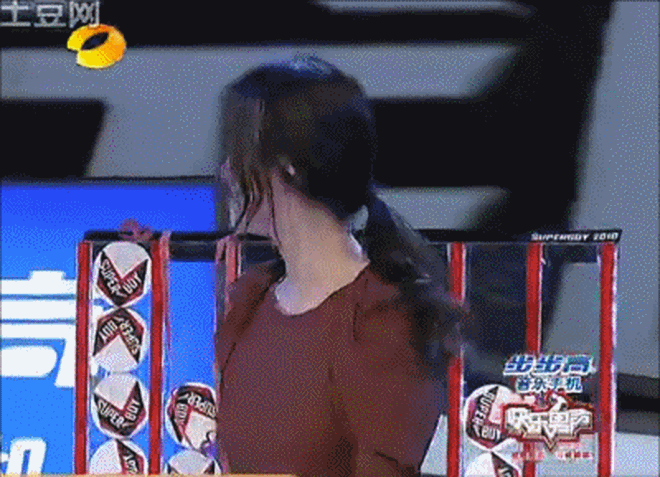 Song Hye Kyo trao giải miễn cưỡng