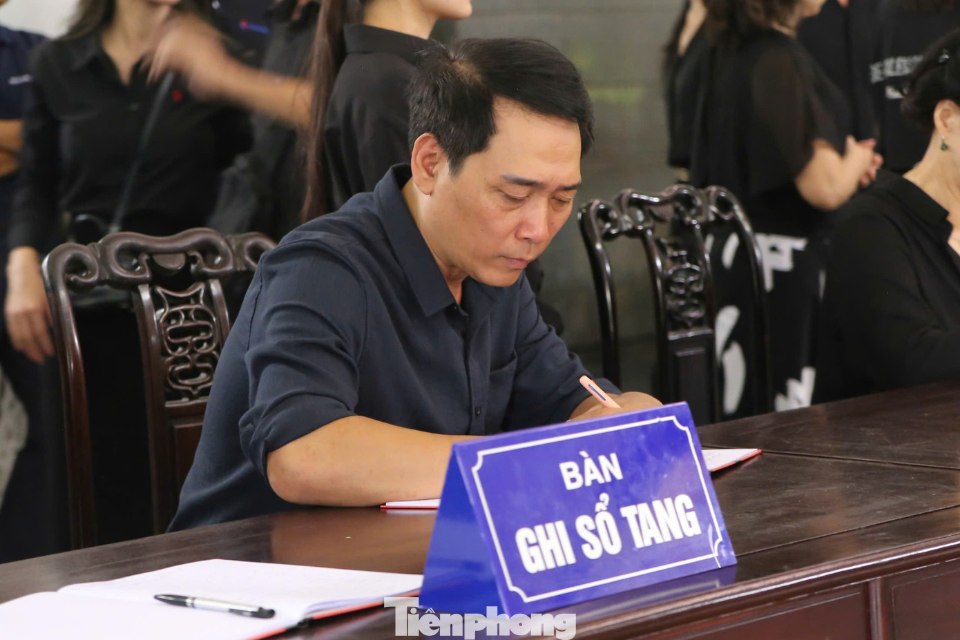 Giám đốc Nhà hát Kịch Việt Nam ghi sổ tang