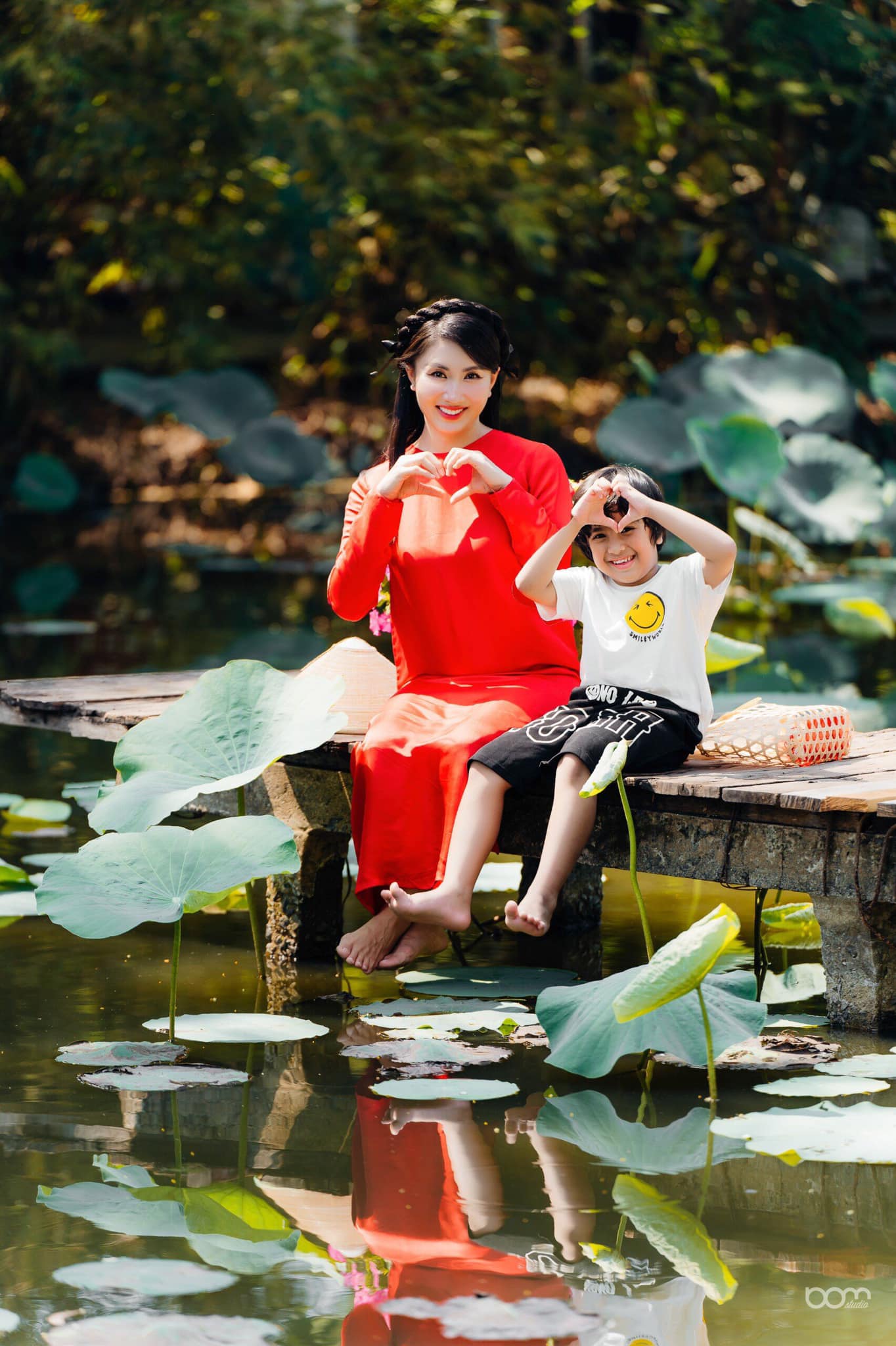 Nguyệt Ánh bên con trai