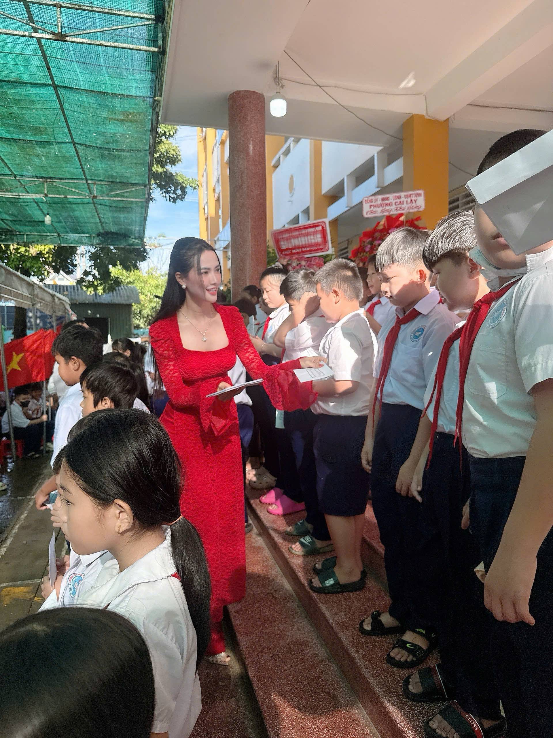 Hoa hậu Phan Thị Mơ trao quà