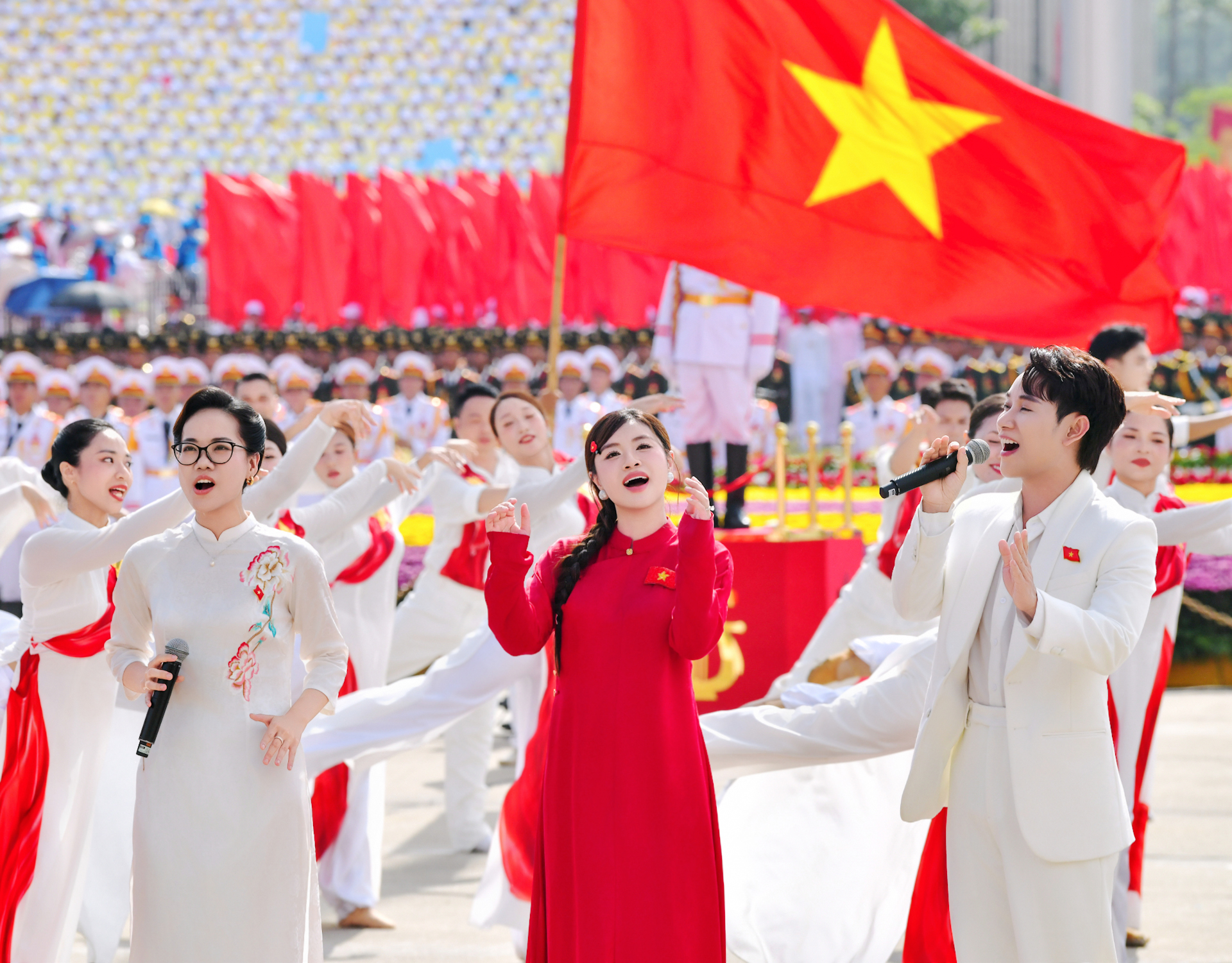 Nguyễn Thu Hằng xúc động trên sân khấu