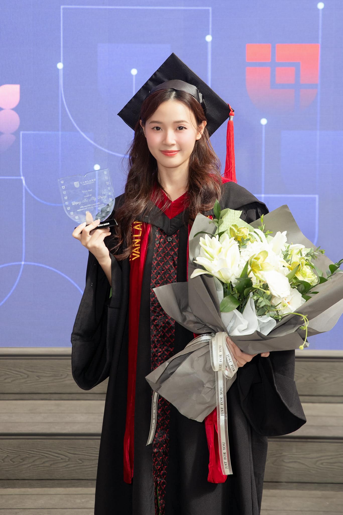 Midu tốt nghiệp thạc sĩ