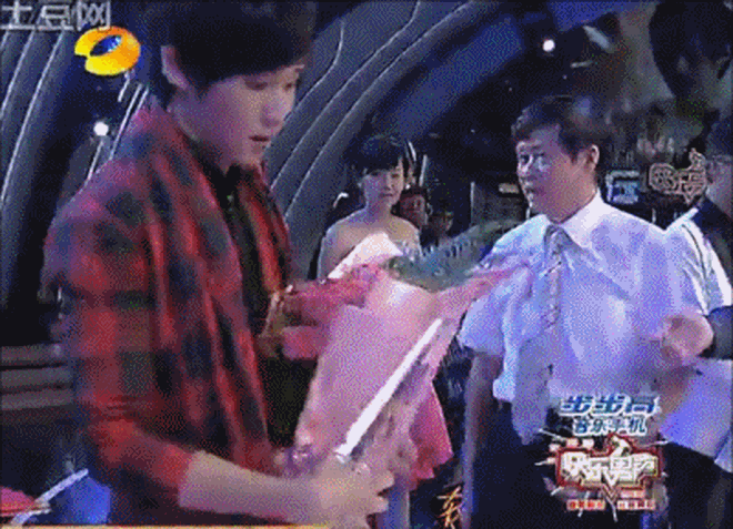 Song Hye Kyo thể hiện thái độ miễn cưỡng khi trao giải