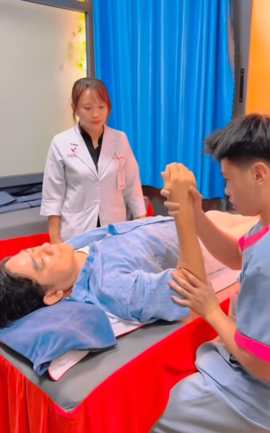 Huỳnh Anh Tuấn tập luyện phục hồi chức năng