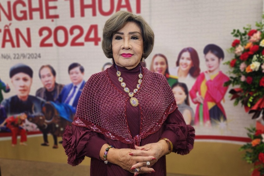 Ảnh NSND Lệ Thủy cùng người hâm mộ