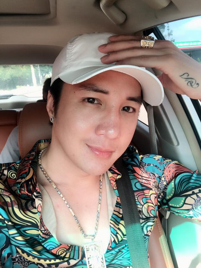 Sưu tầm trang sức của nam ca sĩ