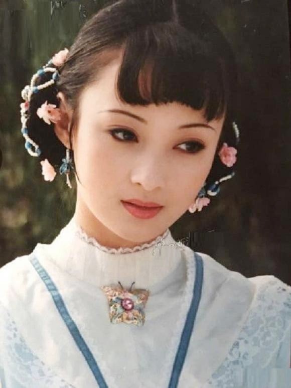 Tưởng Cần Cần nghệ danh Thủy Linh Diện mạo trong như nước của Tưởng Cần Cần