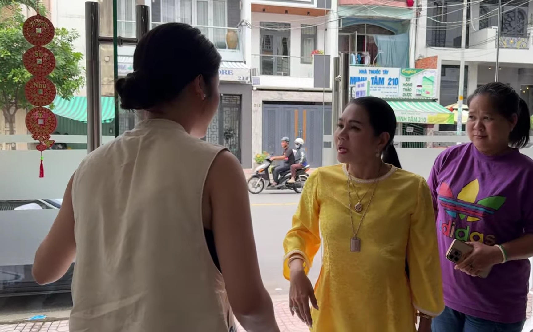 Ngọc Huyền tới thăm nhà đệ tử Khương Dừa