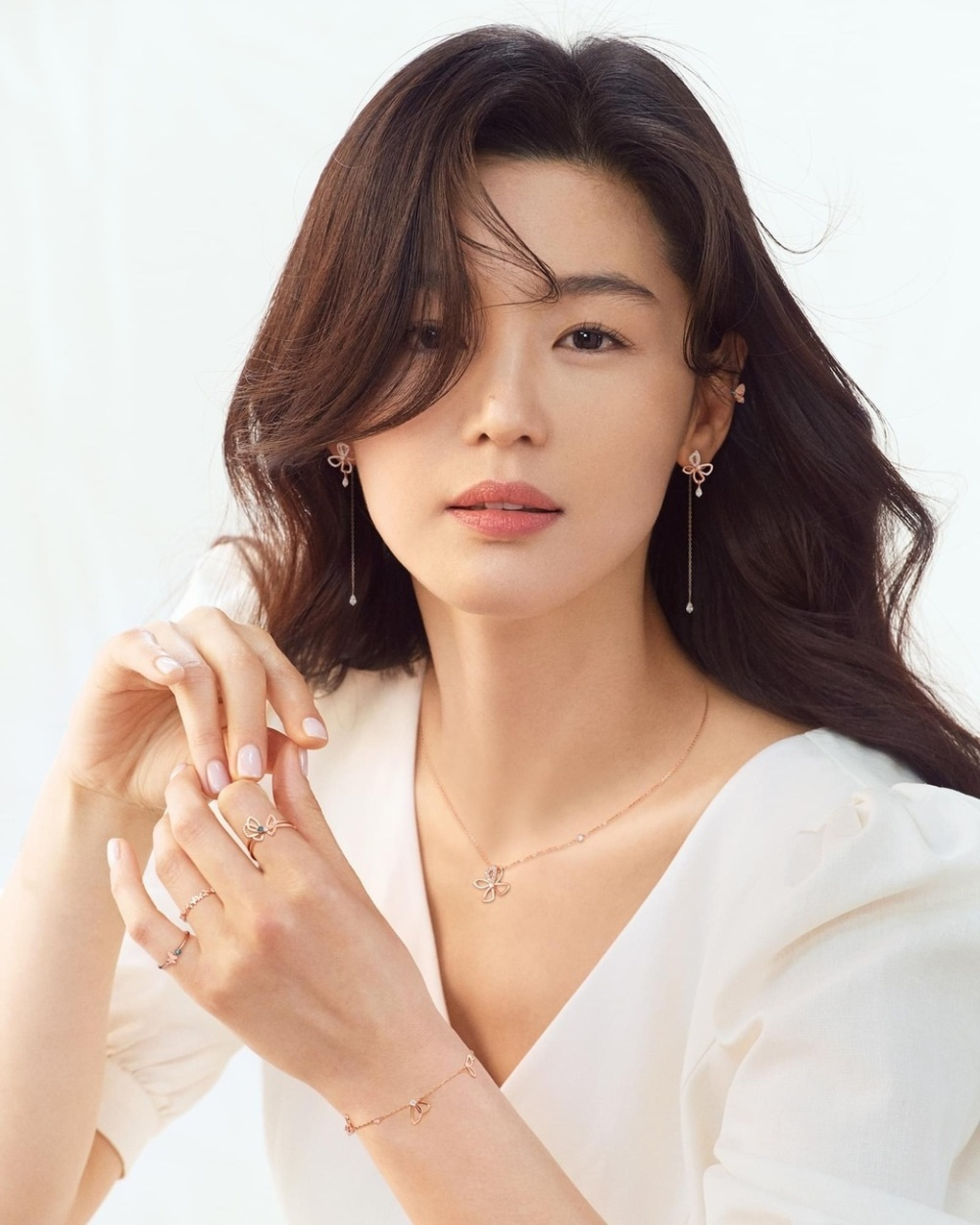 Jeon Ji Hyun bị đòi bồi thường lên đến 854 tỷ đồng
