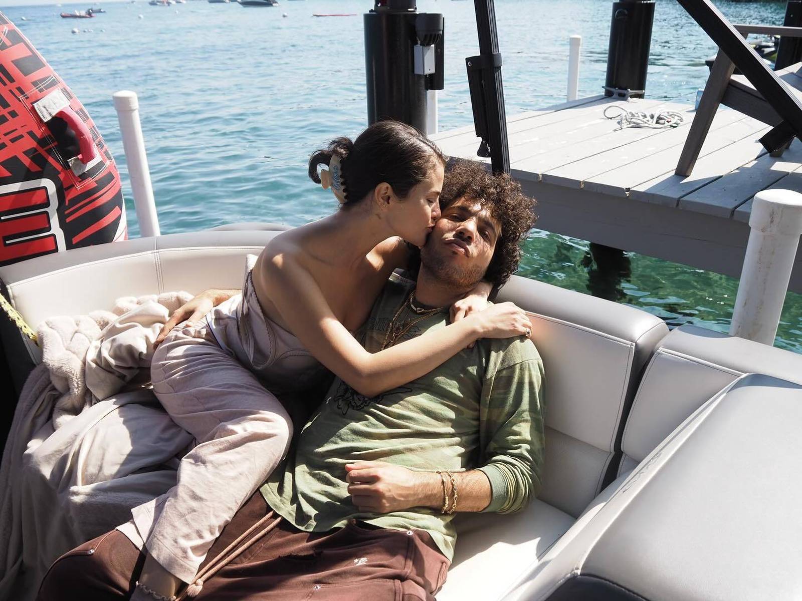 Selena và vị hôn phu ôm nhau trên du thuyền