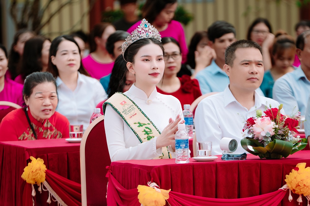 Linh Đan trong chuyến thiện nguyện