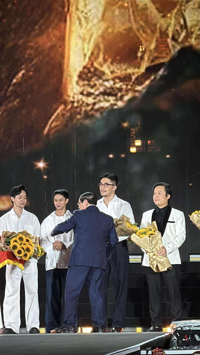Thủ Tướng Phạm Minh Chính tặng hoa nghệ sĩ