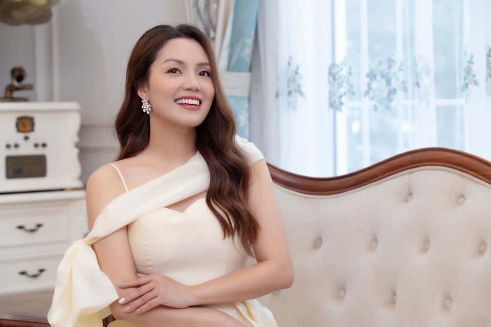 Ca sĩ Nguyễn Ngọc Anh biểu diễn trên sân khấu