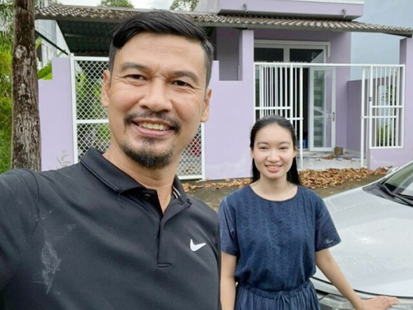 Tiết Cường bế con trai đầu lòng