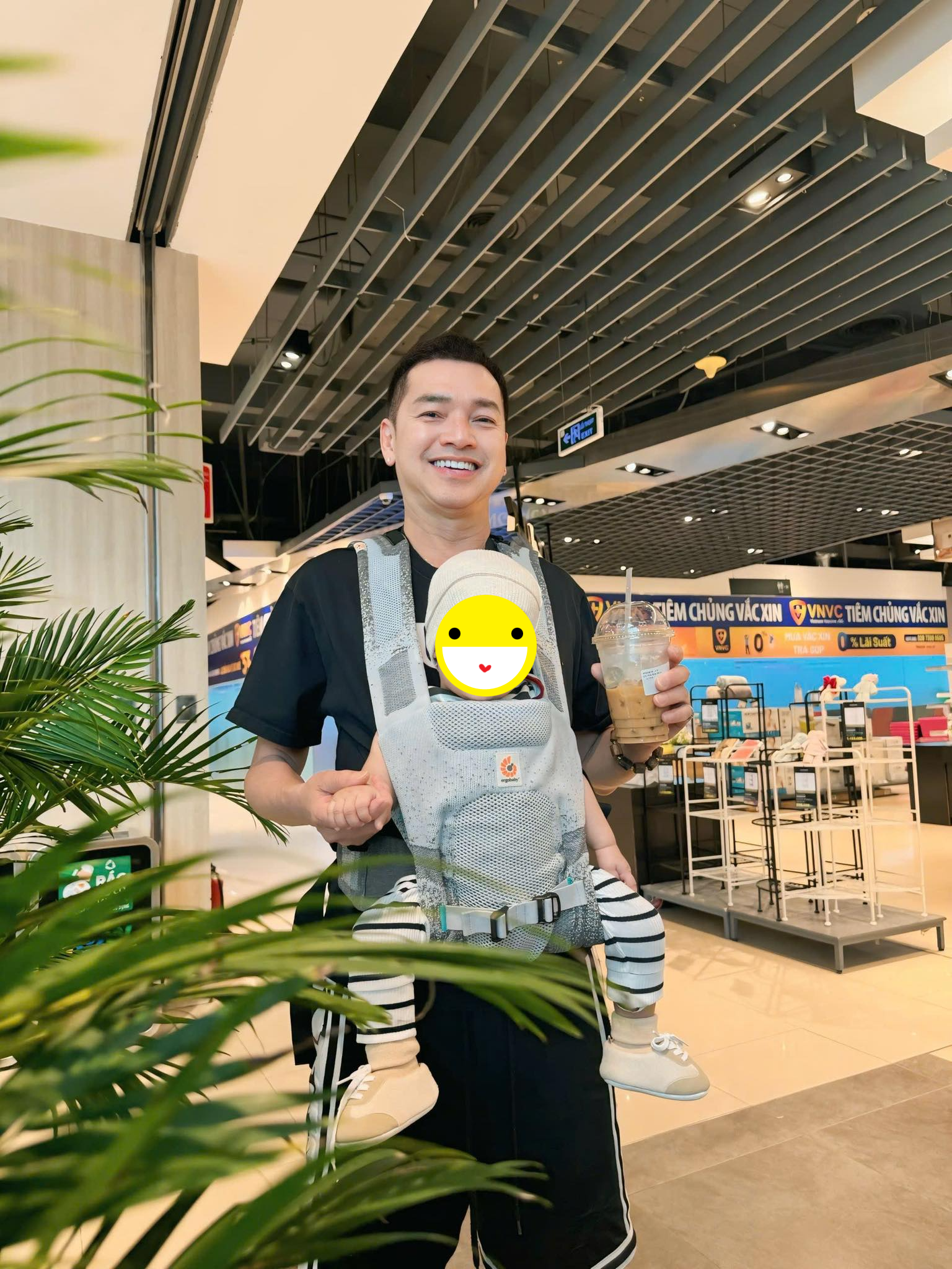 Quang Minh chào đón con trai đầu lòng