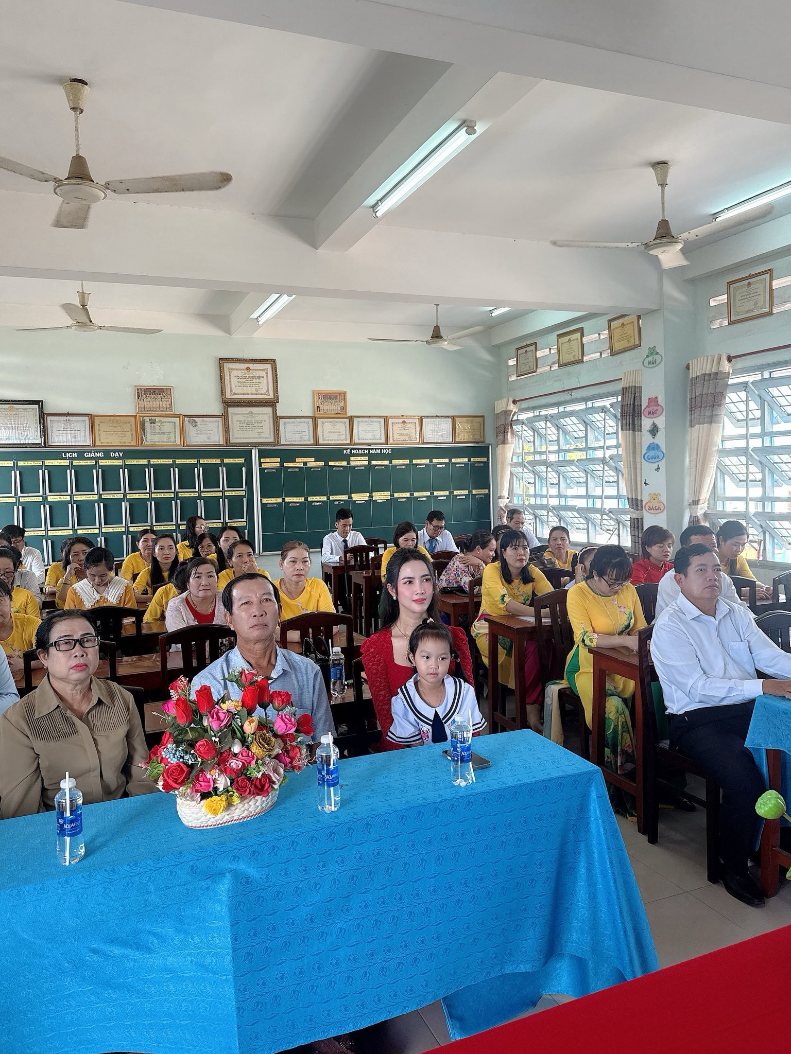 Hoa hậu Phan Thị Mơ trao quà tại lễ khai giảng trường tiểu học