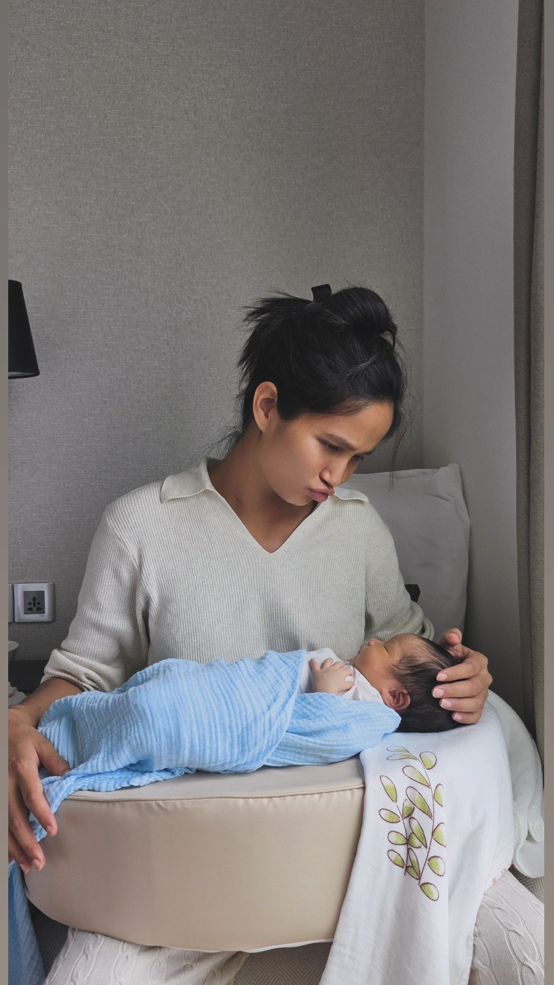 Những khoảnh khắc làm mẹ của H'Hen Niê