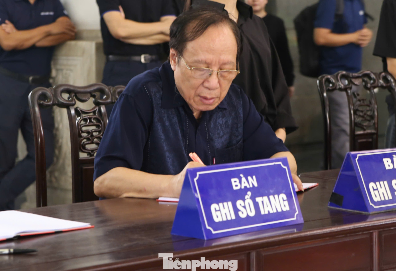 Nguyên Thứ trưởng Bộ VHTTDL ghi sổ tang