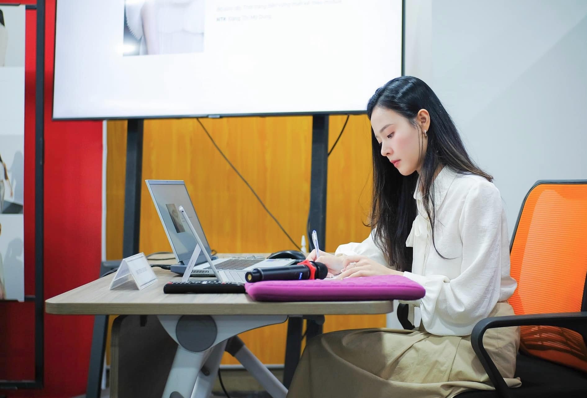 Midu đứng lớp tại trường đại học