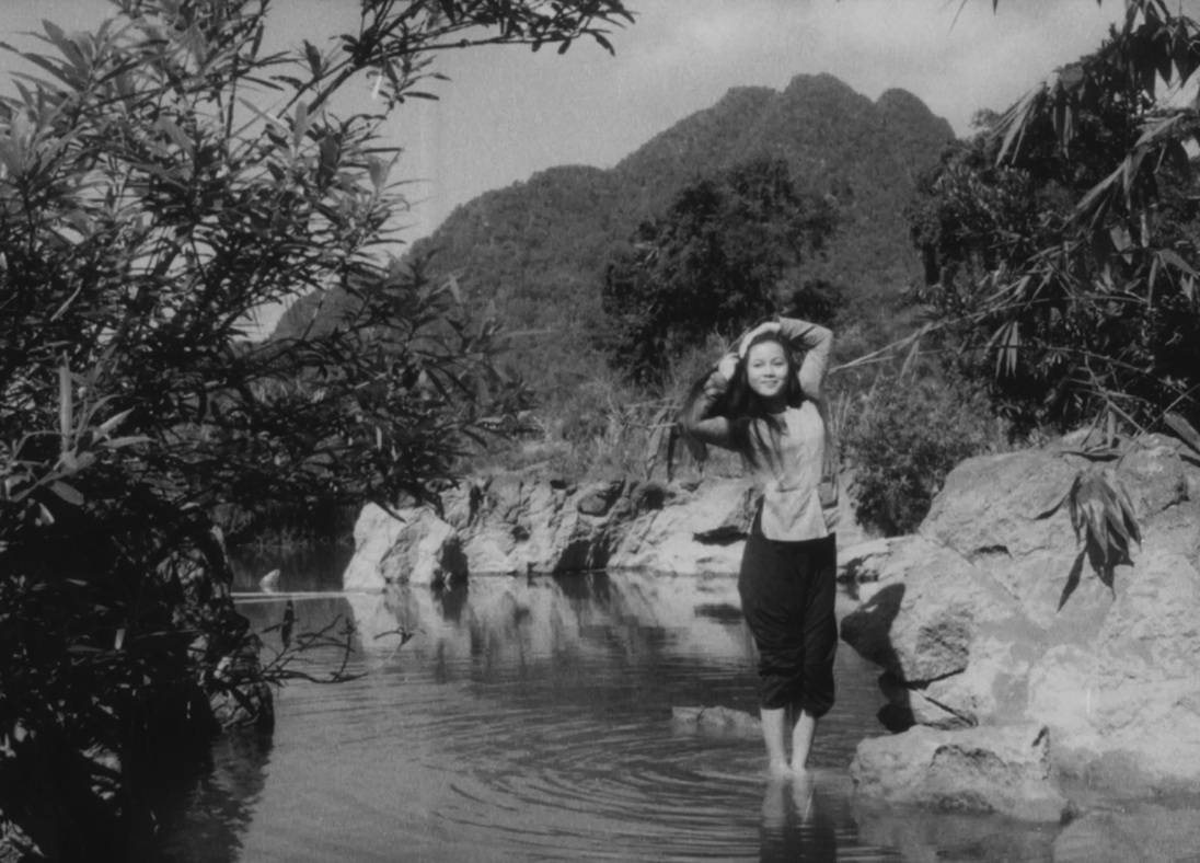 NSND Ngọc Lan trong phim Lửa trung tuyến Cảnh quay NSND Ngọc Lan trong phim Lửa trung tuyến